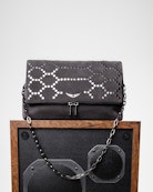 Borsa Rocky Suede - Borsa a tracolla in pelle scamosciata grigia borchiata, donna