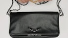 Colgante Swing Your Wings Peace Love - Charm de alas para enganchar en el bolso Swing your Wings, diseñado exclusivamente para personalizar esta gama de bolsos.
