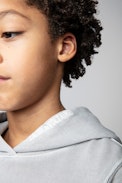 Sweatshirt Sanchi Enfant - Sweatshirt à capuche en coton gris orné de flèches rouges contrastées enfant