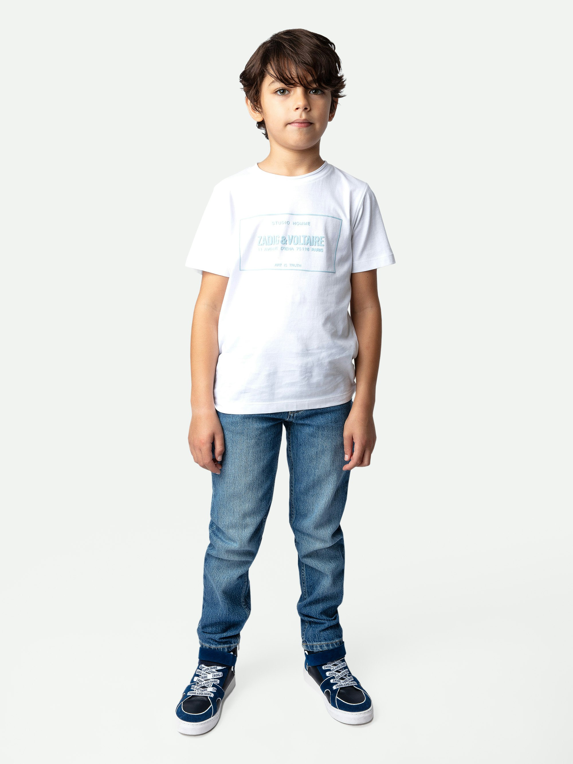 Jungen-T-Shirt Toby - Weißes Jungen-T-Shirt mit kurzen Ärmeln aus Jersey-Baumwolle mit Wappen-Label.