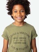 Camiseta Toby con Escudo Niño - Camiseta de color caqui decorada con un escudo estampado para niño.
