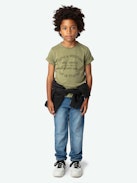 Camiseta Toby con Escudo Niño - Camiseta de color caqui decorada con un escudo estampado para niño.