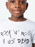 Camiseta Toby Niño - Camiseta de jersey de algodón flameado blanco decorada con una ilustración "Rock'n'Roll Is Not Dead".