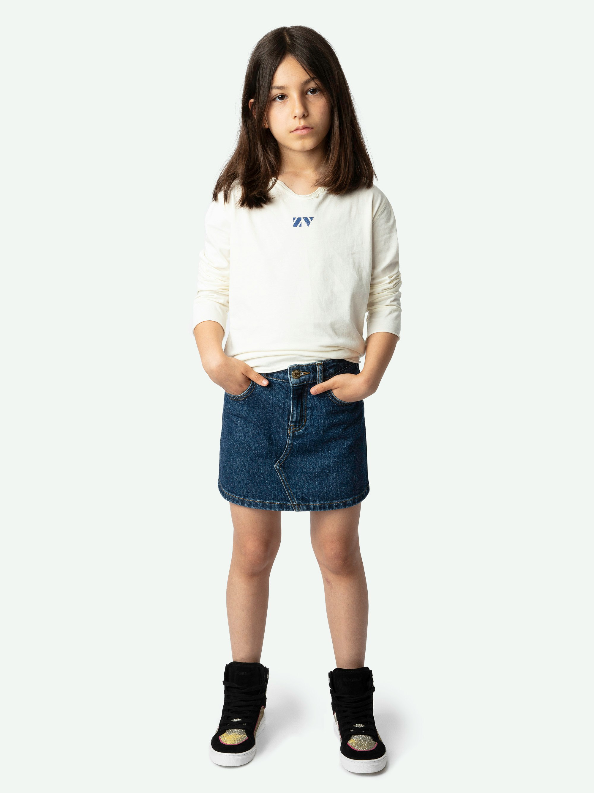 Camiseta Boxo Niña - Camiseta de punto de algodón ecológico de color crudo con cuello panadero, estampado floral y bordado en la manga para niña.