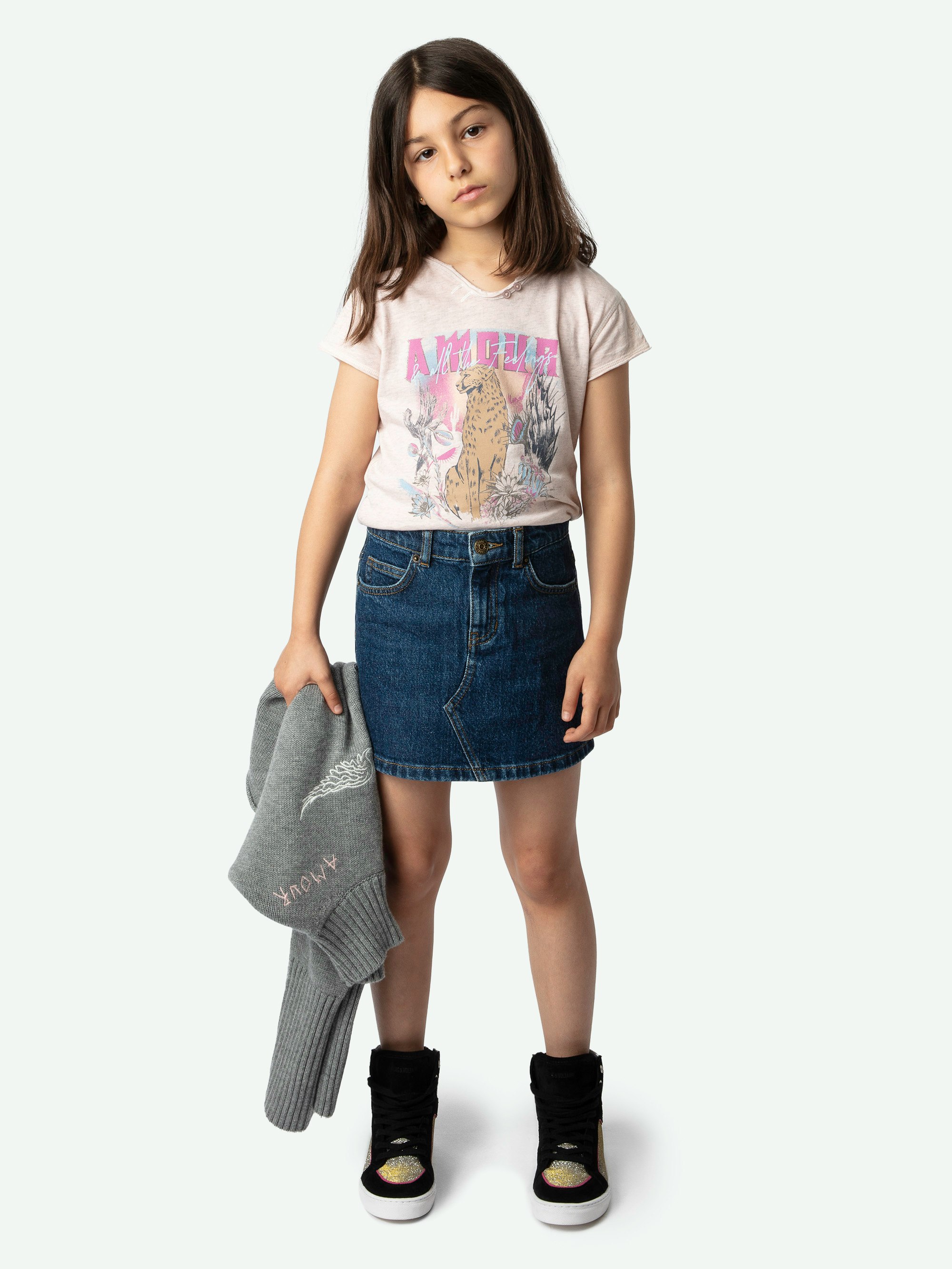 Camiseta Boxo Niña - Camiseta de punto jaspeado de algodón ecológico de color rosa pálido con cuello panadero, estampado Concert y bordado en la manga para niña.