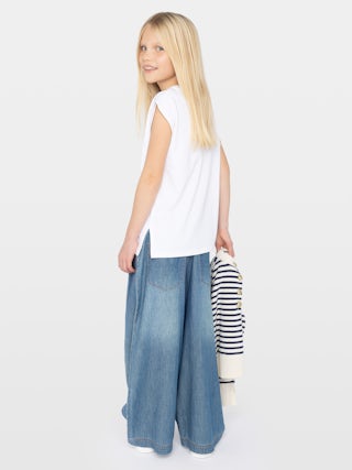 T-shirt Thya Girl - - Heavy jersey
- Short sleeves
- Side slits
- Front logo print
- Rhinestone wing