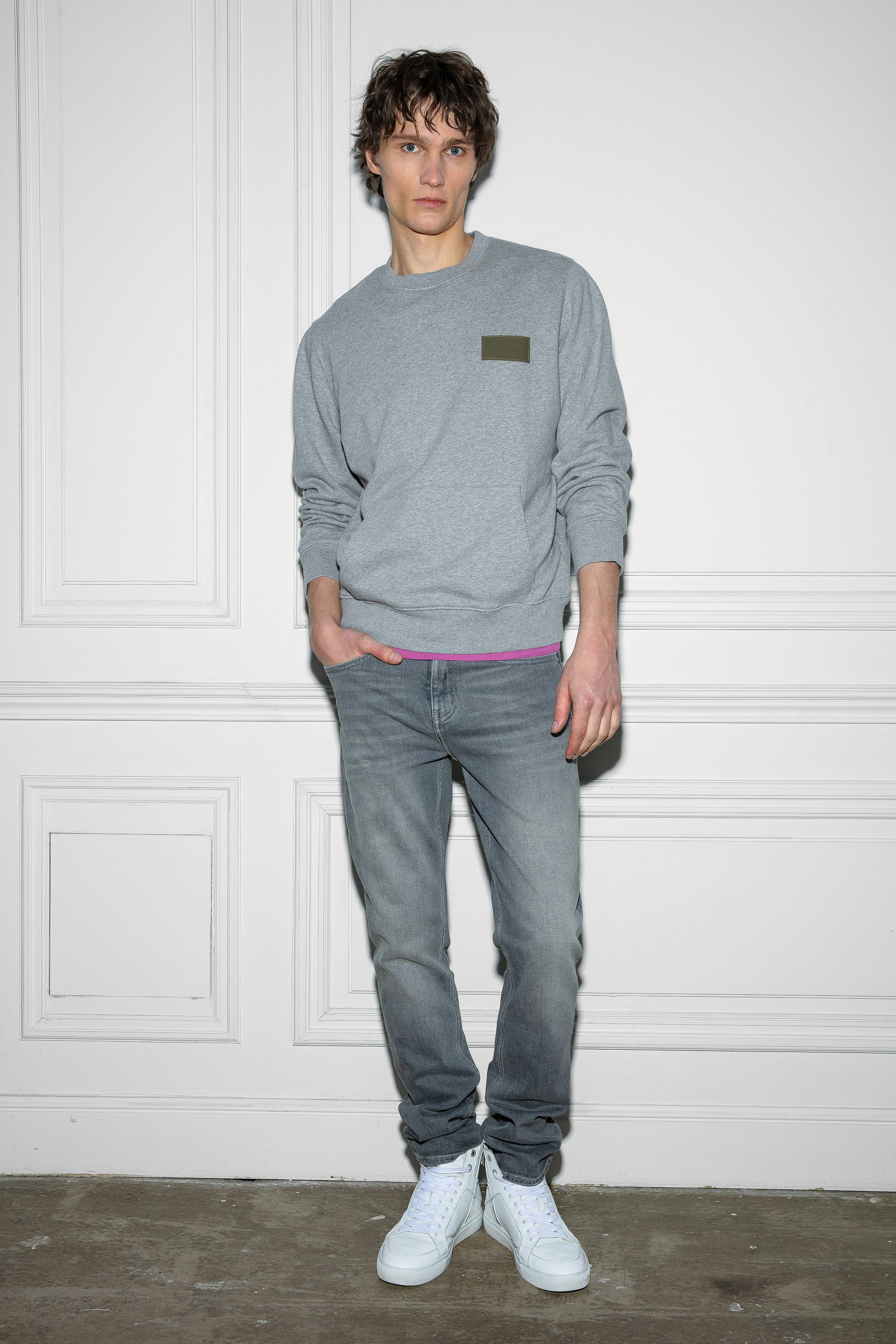 Sweatshirt Aime - Graumeliertes Sweatshirt mit Rundhalsausschnitt, langen Ärmeln und Patch in Brusthöhe.
