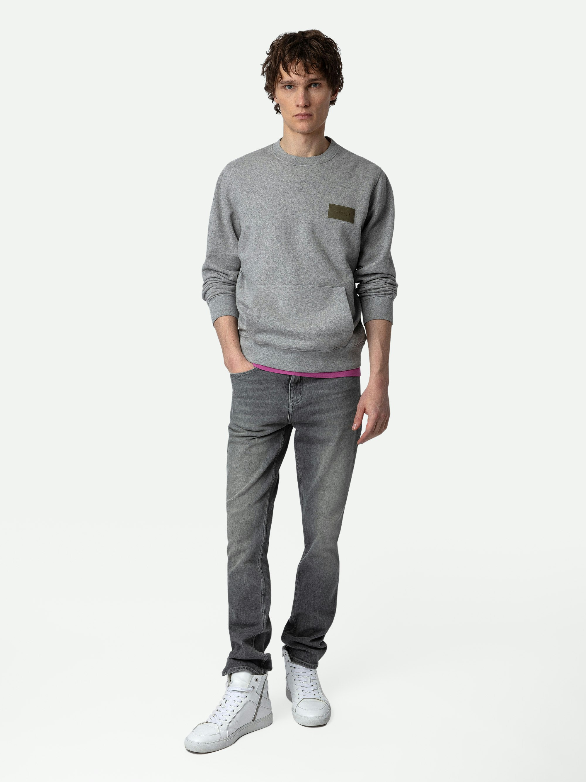 Sweatshirt Aime - Sweatshirt gris chiné à col rond et manches longues orné d'un patch à la poitrine.