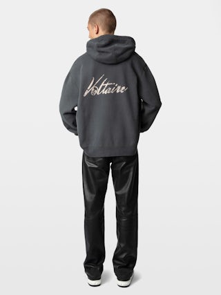 Sweatshirt Sacha - Sweatshirt molletonné zippé gris à capuche, manches longues et imprimé "Voltaire" au dos.