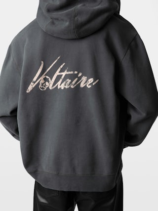 Sweatshirt Sacha - Sweatshirt molletonné zippé gris à capuche, manches longues et imprimé "Voltaire" au dos.