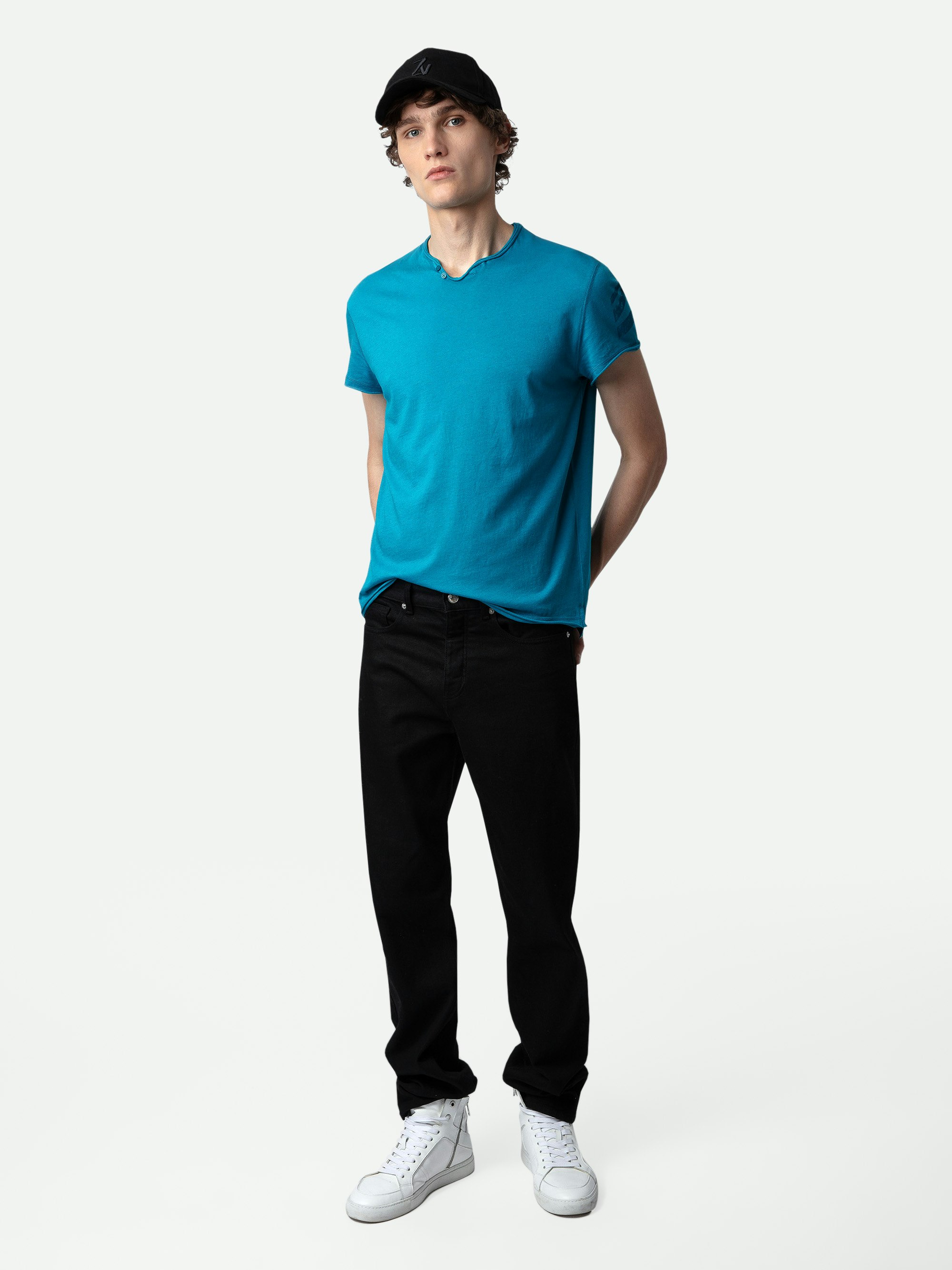 Henley-Shirt Monasti Pfeil - Kurzarm-T-Shirt mit Henley-Ausschnitt aus Baumwolle in Entenblau mit Pfeilen auf dem linken Ärmel.