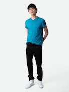 Camiseta Tunecina Monastir Arrow - Camiseta azul cerceta de algodón con cuello tunecino con mangas cortas y flechas en la manga izquierda.