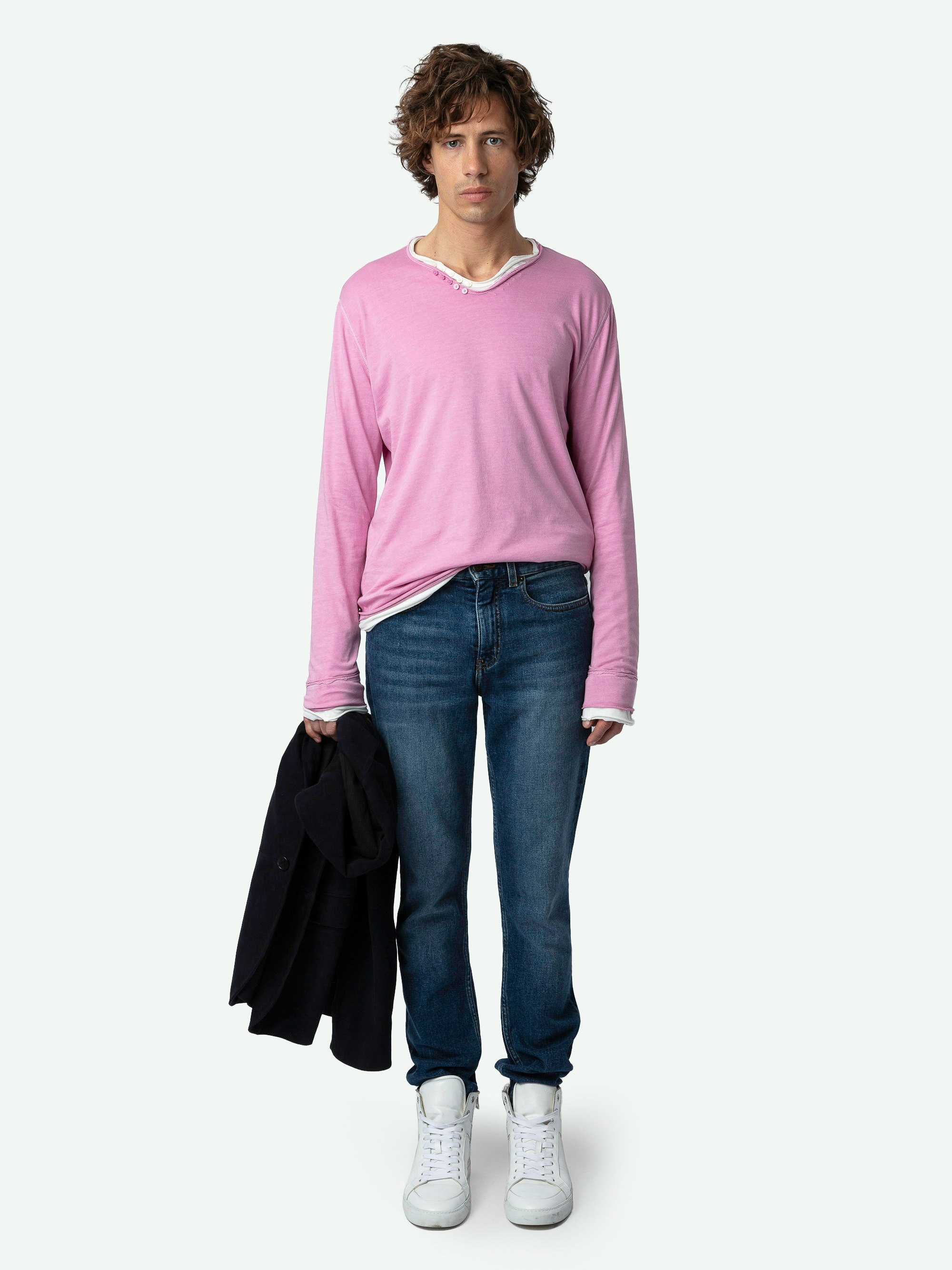 Henley-Shirt Monastir - Langärmeliges, rosafarbenes Henley-Shirt aus Bio-Baumwolle mit aufgedrucktem Greta-Gedicht auf dem Rücken.