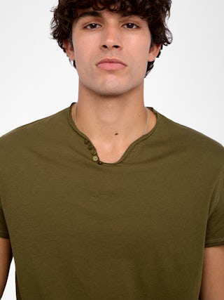 Monsatir Henley T-shirt - Short-sleeved henley t-shirt adorned with patches on the back.