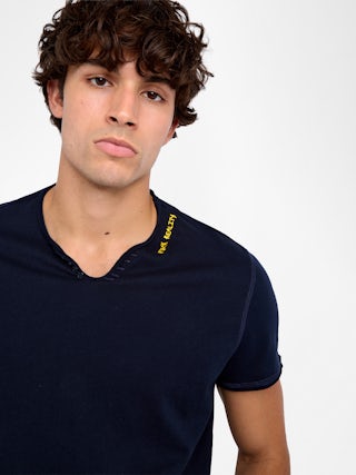 Monsatir Henley T-shirt - Short-sleeved henley t-shirt with front print at the collar.
