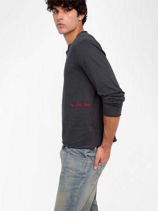 Monsatir Henley T-shirt - Long-sleeved henley t-shirt with front print.
