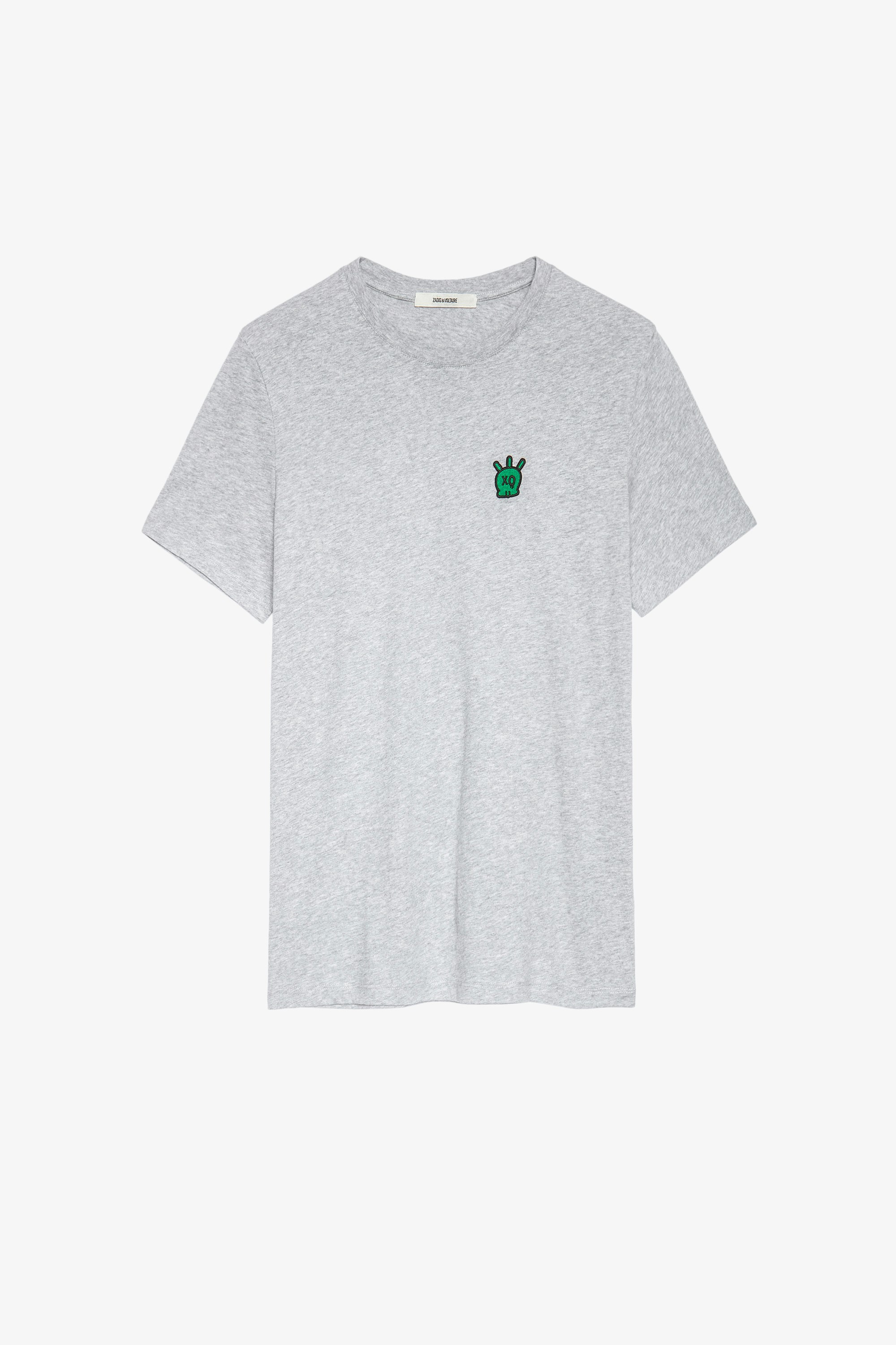 T-Shirt Tommy Skull Grau meliertes Herren-T-Shirt aus Baumwolle mit Totenkopfaufnäher. Dieses Produkt ist nach GOTS zertifiziert und aus Fasern aus biologischem Anbau hergestellt.