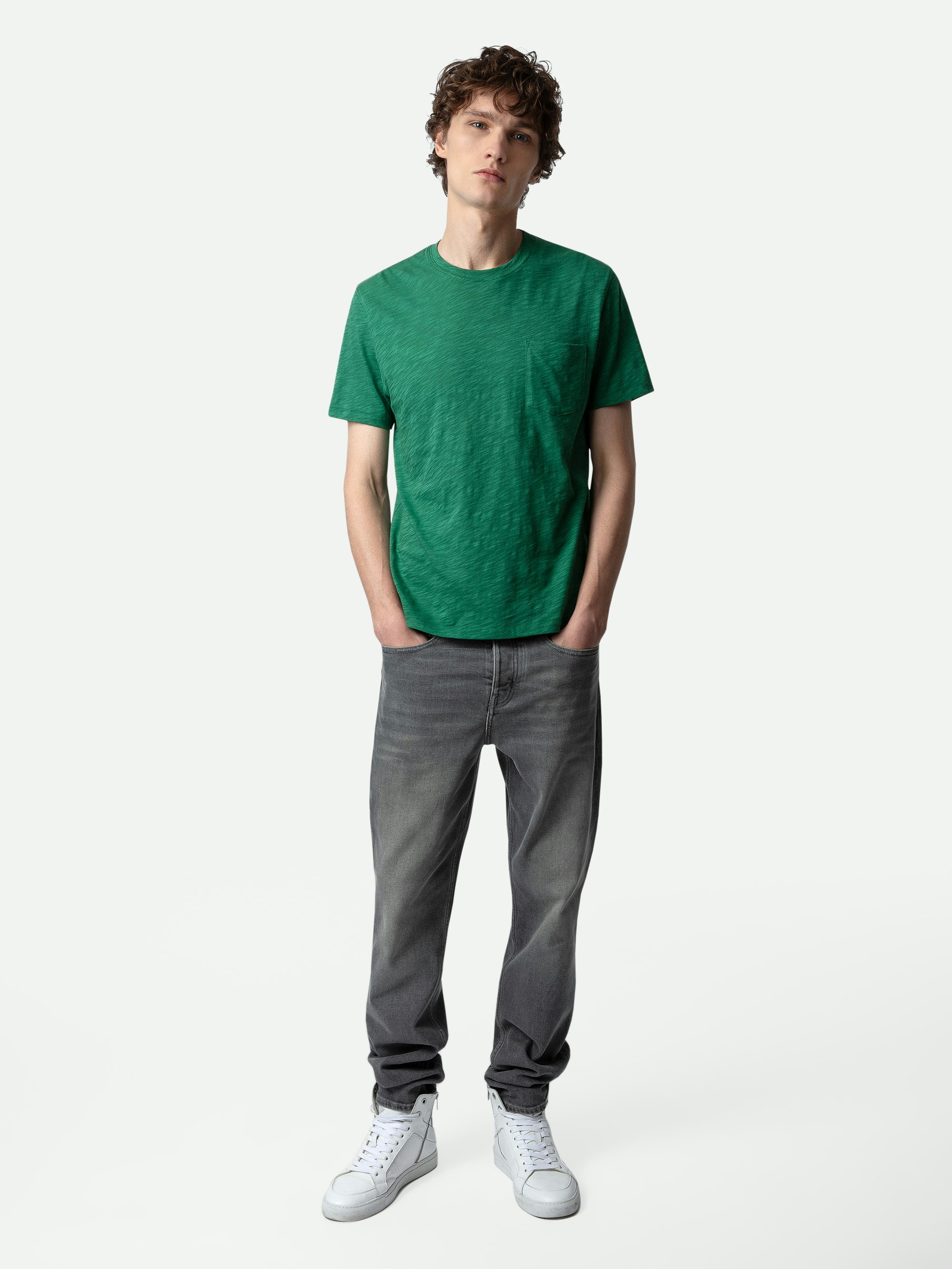 T-Shirt Stockholm Geflammt - Kurzarm-T-Shirt aus geflammter Baumwolle in Grün mit Tasche und Skull-Block-Motiv auf dem Rücken.