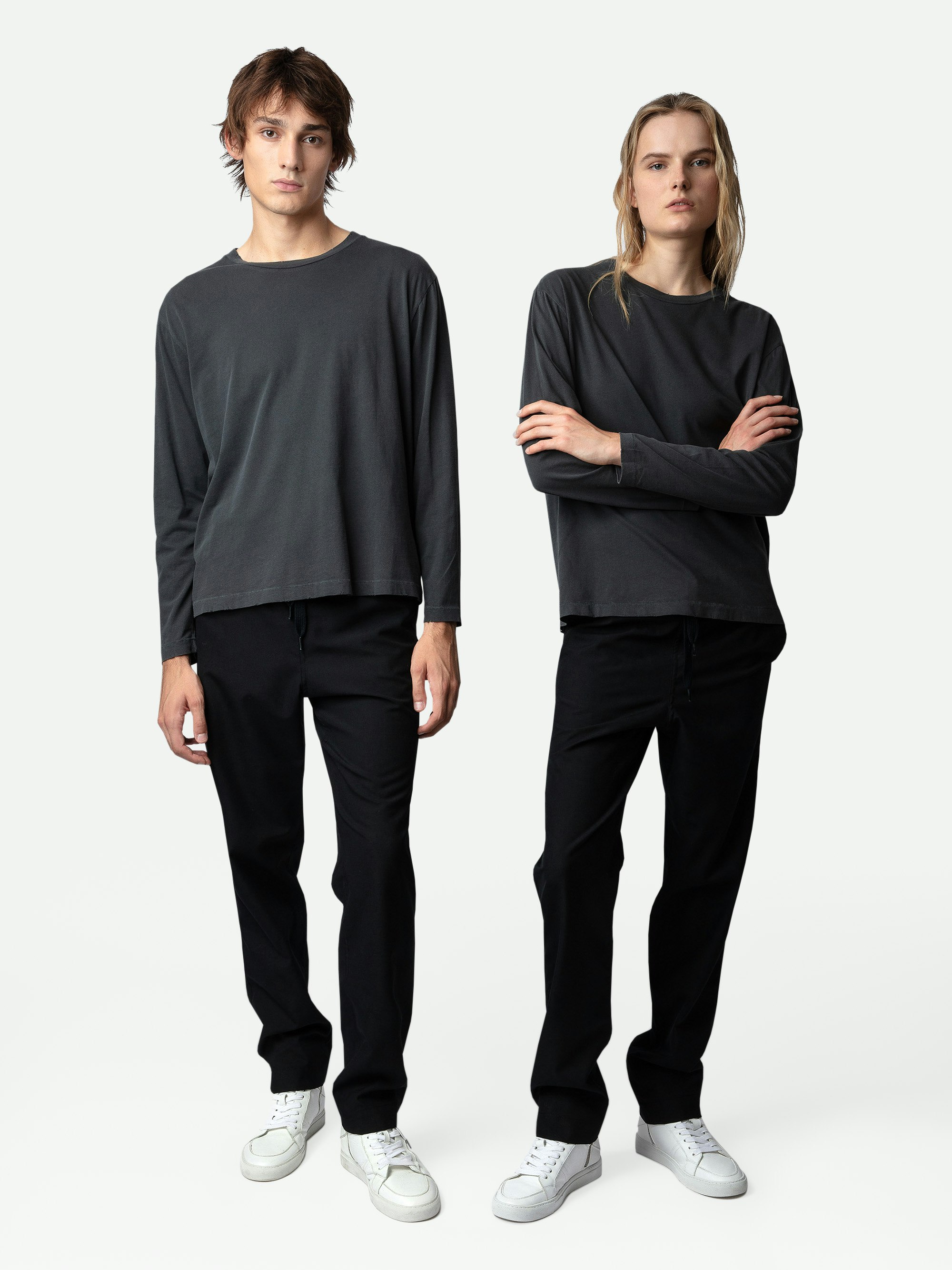 Camiseta Ellon - Camiseta unisex de algodón en gris oscuro de manga larga con insignia de blasón del estudio en la espalda.