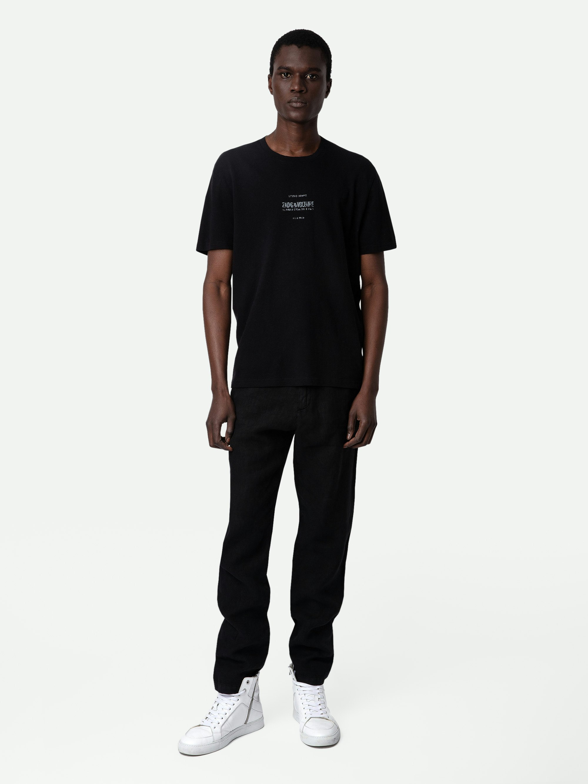 T-Shirt Jetty - Schwarzes T-Shirt aus Washed-Leinen mit „Studio Homme“-Labelprint und kurzen Ärmeln.