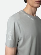 Camiseta Ted Tag - Camiseta de algodón ecológico en color gris con detalles decorativos de Humberto Cruz.
