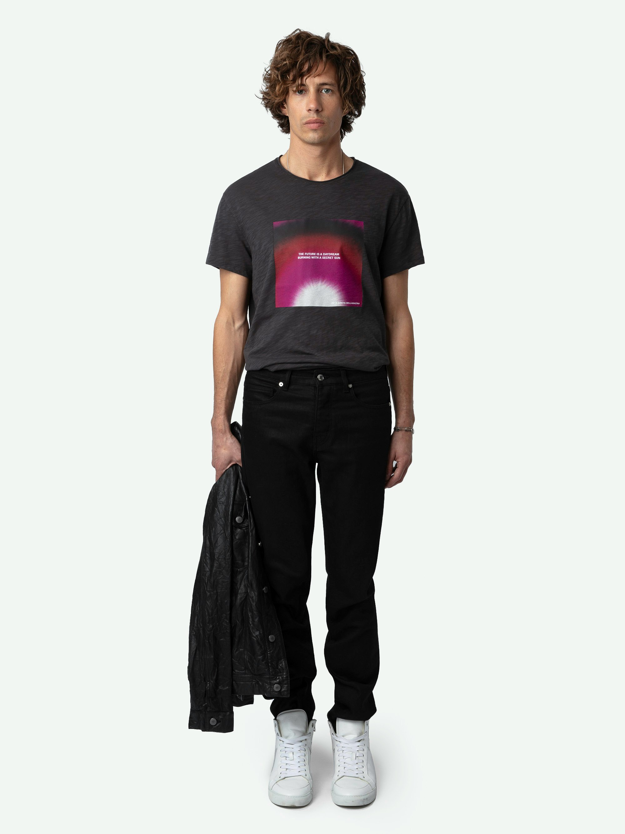 T-shirt Toby Photoprint - T-shirt in cotone biologico fiammata a maniche corte con stampa fotografica e poesia Greta sul davanti.