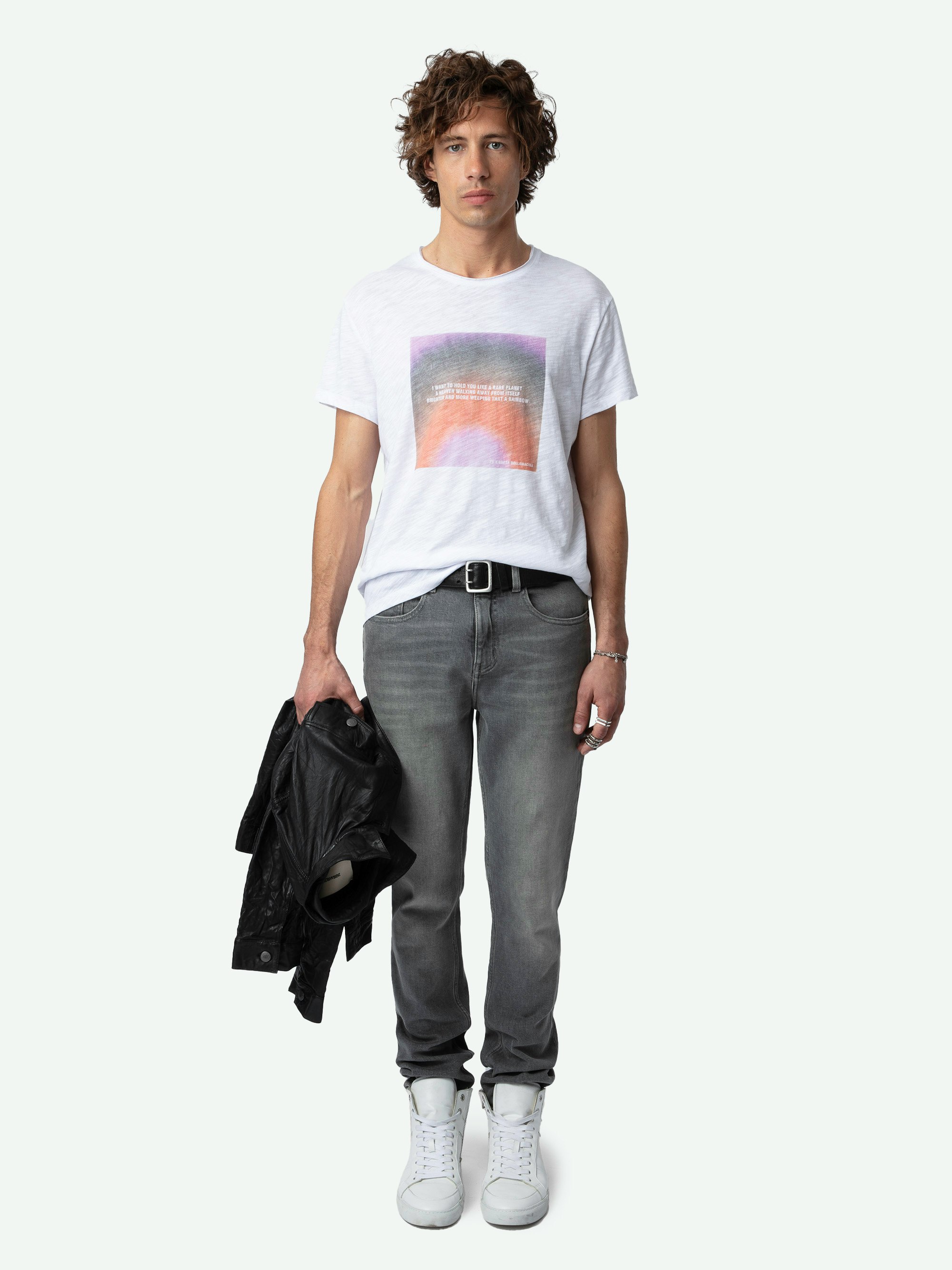 Camiseta Toby con Estampado Fotográfico - Camiseta flameada de algodón ecológico de manga corta, con estampado fotográfico y poema Greta en la parte delantera.
