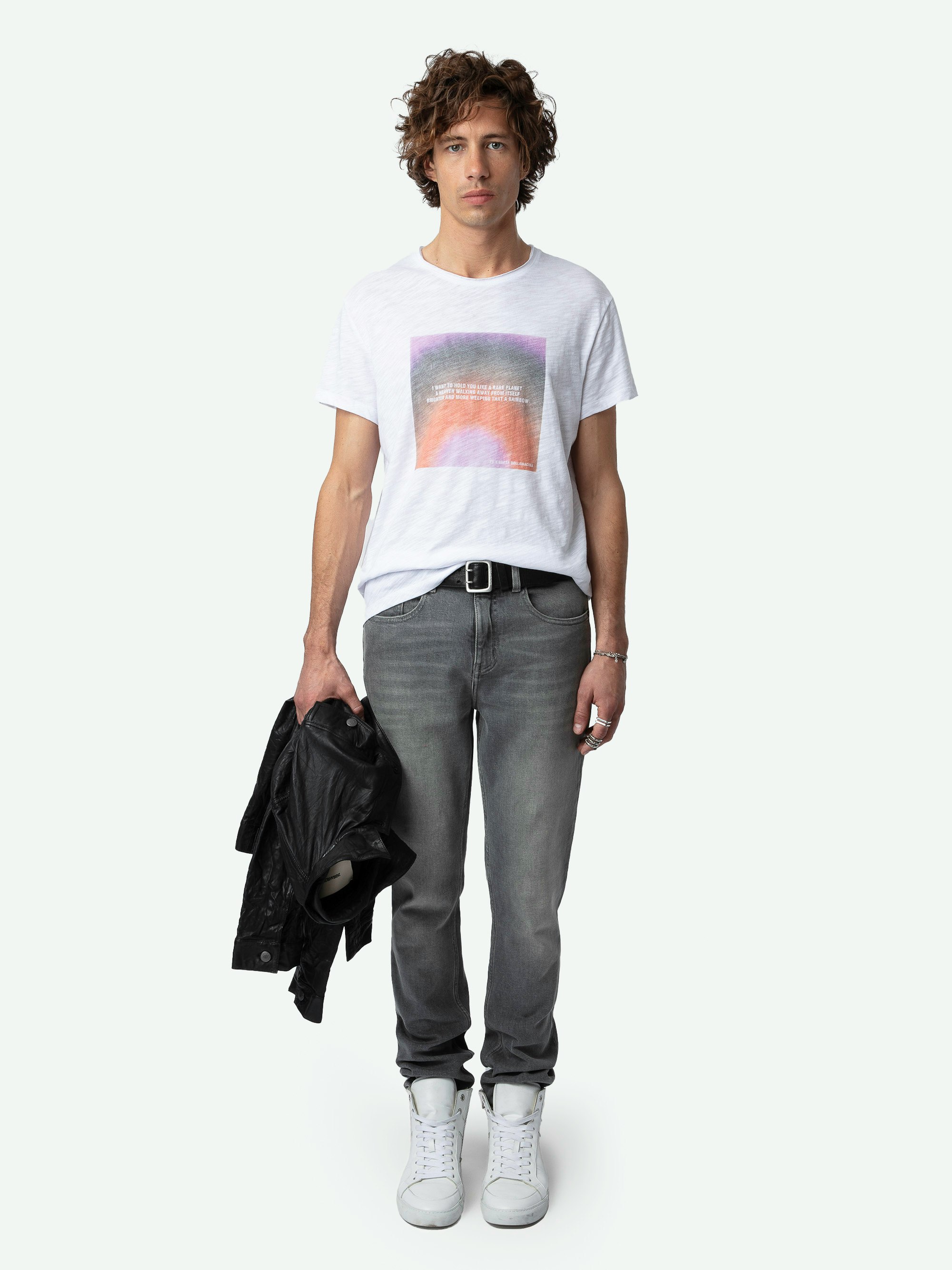 Camiseta Toby con Estampado Fotográfico - Camiseta flameada de algodón ecológico de manga corta, con estampado fotográfico y poema Greta en la parte delantera.