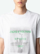 Camiseta Ted con Estampado Fotográfico - Camiseta de manga corta de algodón ecológico de color gris claro, con estampado fotográfico Studio Woman en la parte delantera.