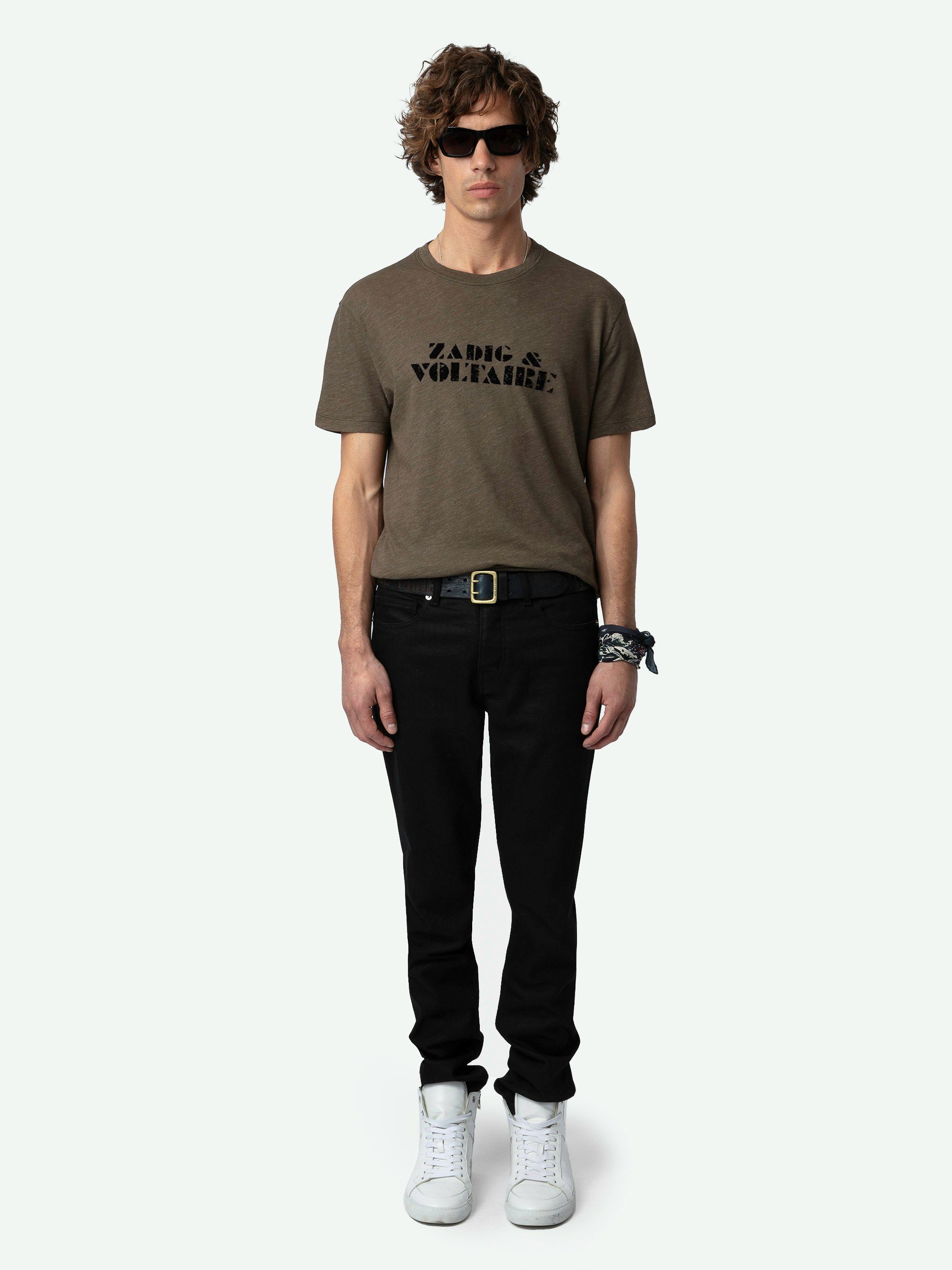 Tommy T-shirt - Short-sleeved brown T-shirt with signature on the front.