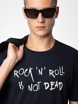 T-shirt Tommy - T-shirt in cotone biologico blu navy a maniche corte e stampa "Rock'N'Roll Is Not Dead".