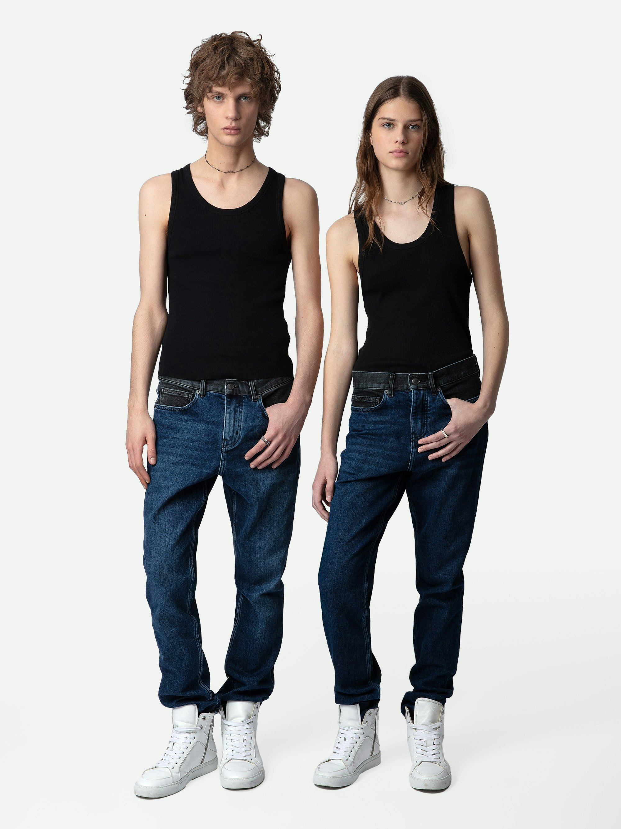 Camiseta de Tirantes Camille - Camiseta de tirantes negra de algodón acanalado con sisas americanas y cuello redondo.