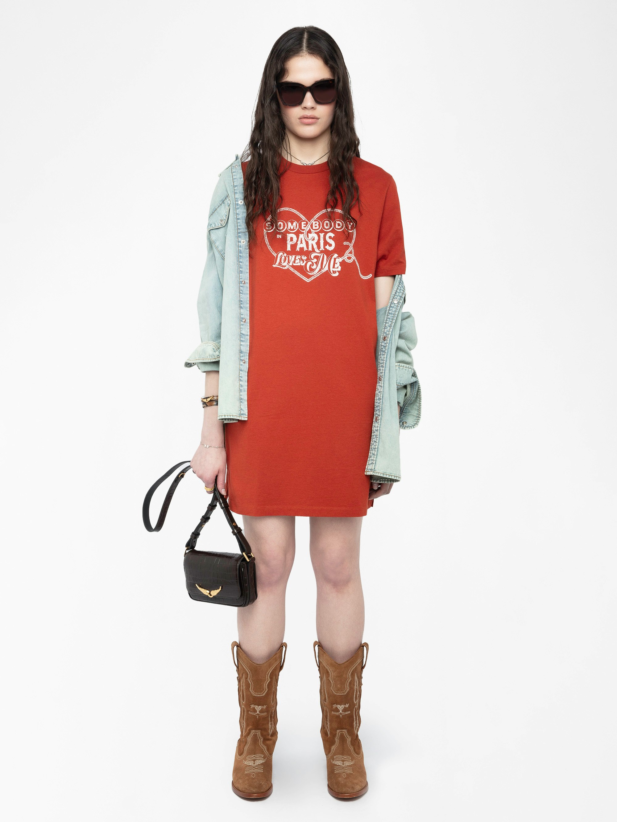Vestido Dima - Vestido camiseta de manga corta con estampado en la parte delantera.