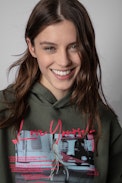 Sudadera Spencer Photo Print - Sudadera con capucha de mujer de algodón caqui con estampado fotográfico. Confeccionado con fibras procedentes de la agricultura ecológica.