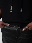 Sweatshirt Rupper - Ärmelloses Kapuzensweatshirt aus schwarzer Baumwolle mit Bindebändern und Charms.