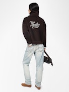 Sweatshirt Maya - Sweatshirt with high collar and zip closure with embroidery and rhinestones on back.