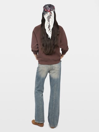 Sudadera Upper - Sudadera de mangas largas con parche de texto en la parte delantera.