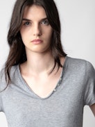 Tunisien Bijoux - T-shirt tunisien gris chiné orné de boutons bijoux.