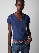 T-Shirt mit Henley-Ausschnitt Peace & Love Wings - Blaues Kurzarm-T-Shirt mit Henley-Ausschnitt aus Bio-Baumwolle mit „Peace Love“-Flügelmotiv auf dem Rücken.