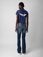 T-Shirt mit Henley-Ausschnitt Peace & Love Wings - Blaues Kurzarm-T-Shirt mit Henley-Ausschnitt aus Bio-Baumwolle mit „Peace Love“-Flügelmotiv auf dem Rücken.