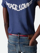 T-Shirt mit Henley-Ausschnitt Peace & Love Wings - Blaues Kurzarm-T-Shirt mit Henley-Ausschnitt aus Bio-Baumwolle mit „Peace Love“-Flügelmotiv auf dem Rücken.