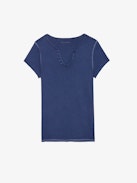 T-Shirt mit Henley-Ausschnitt Peace & Love Wings - Blaues Kurzarm-T-Shirt mit Henley-Ausschnitt aus Bio-Baumwolle mit „Peace Love“-Flügelmotiv auf dem Rücken.