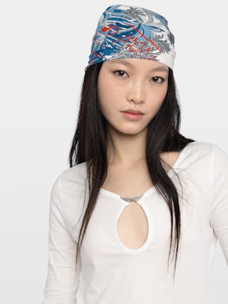 Henley T-shirt Tina - Long-sleeve V-neck henley t-shirt with brooch at centre.