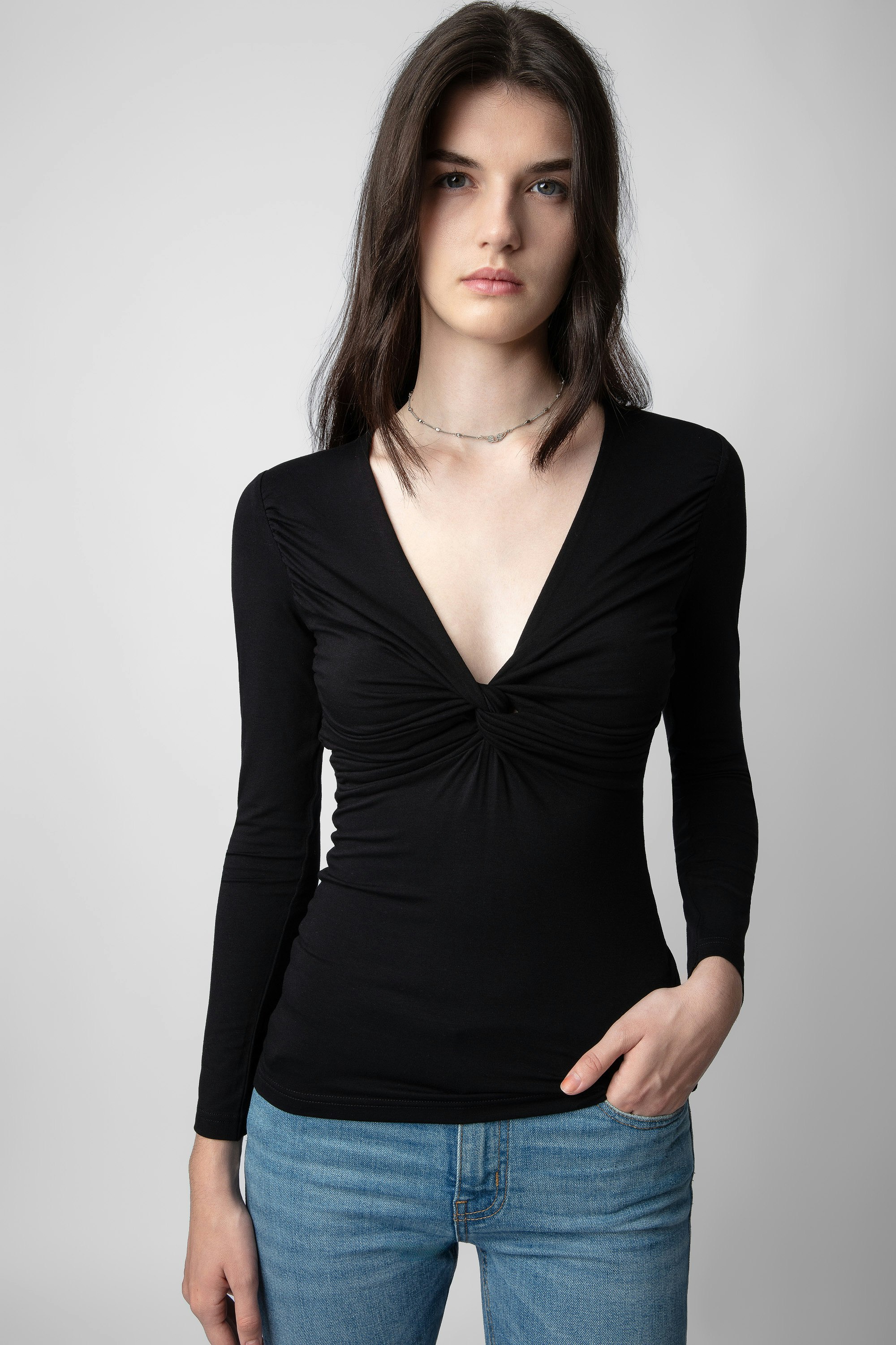 T-shirt Otis - T-shirt da donna in jersey nero con maniche lunghe e fiocco drappeggiato.