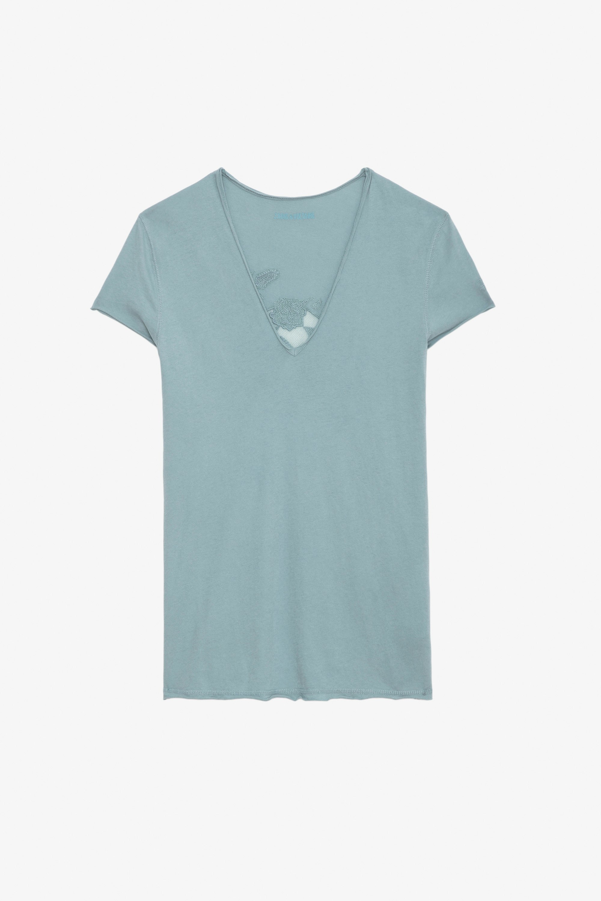 Camiseta Story Fishnet - Camiseta de algodón ecológico en color azul claro con mangas cortas y bordado de calavera y flores en la espalda.