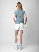 T-shirt Story Fishnet - T-shirt en coton biologique bleu ciel à manches courtes et broderie tête de mort et fleurs au dos.