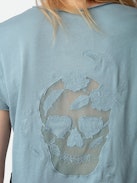 T-shirt Story Fishnet - T-shirt en coton biologique bleu ciel à manches courtes et broderie tête de mort et fleurs au dos.