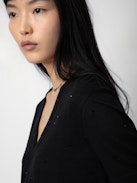 T-shirt Wassa - T-shirt nera con collo a V, maniche corte e strass.