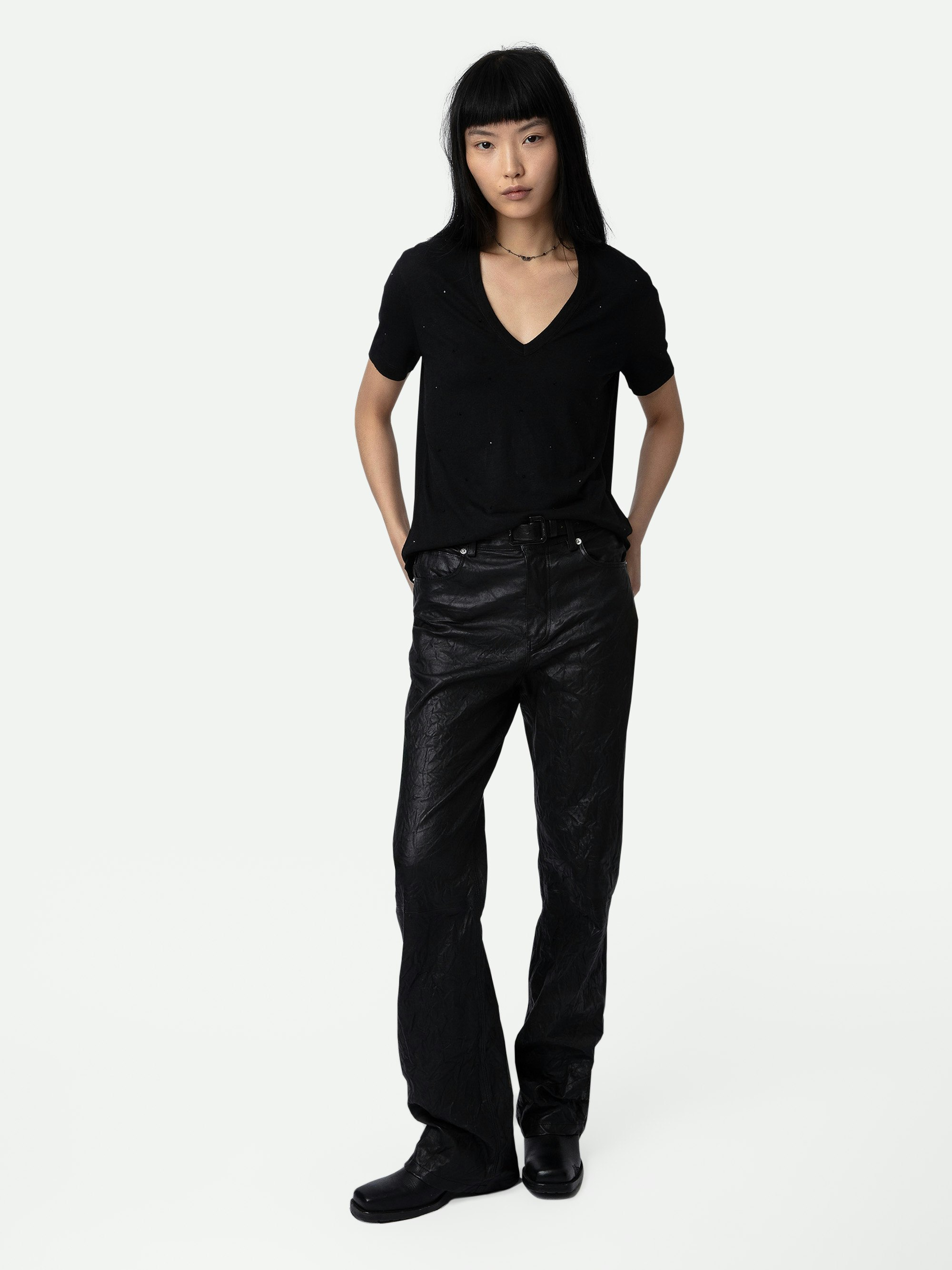 Camiseta Wassa Strass - Camiseta negra con cuello en V, mangas cortas y strass.