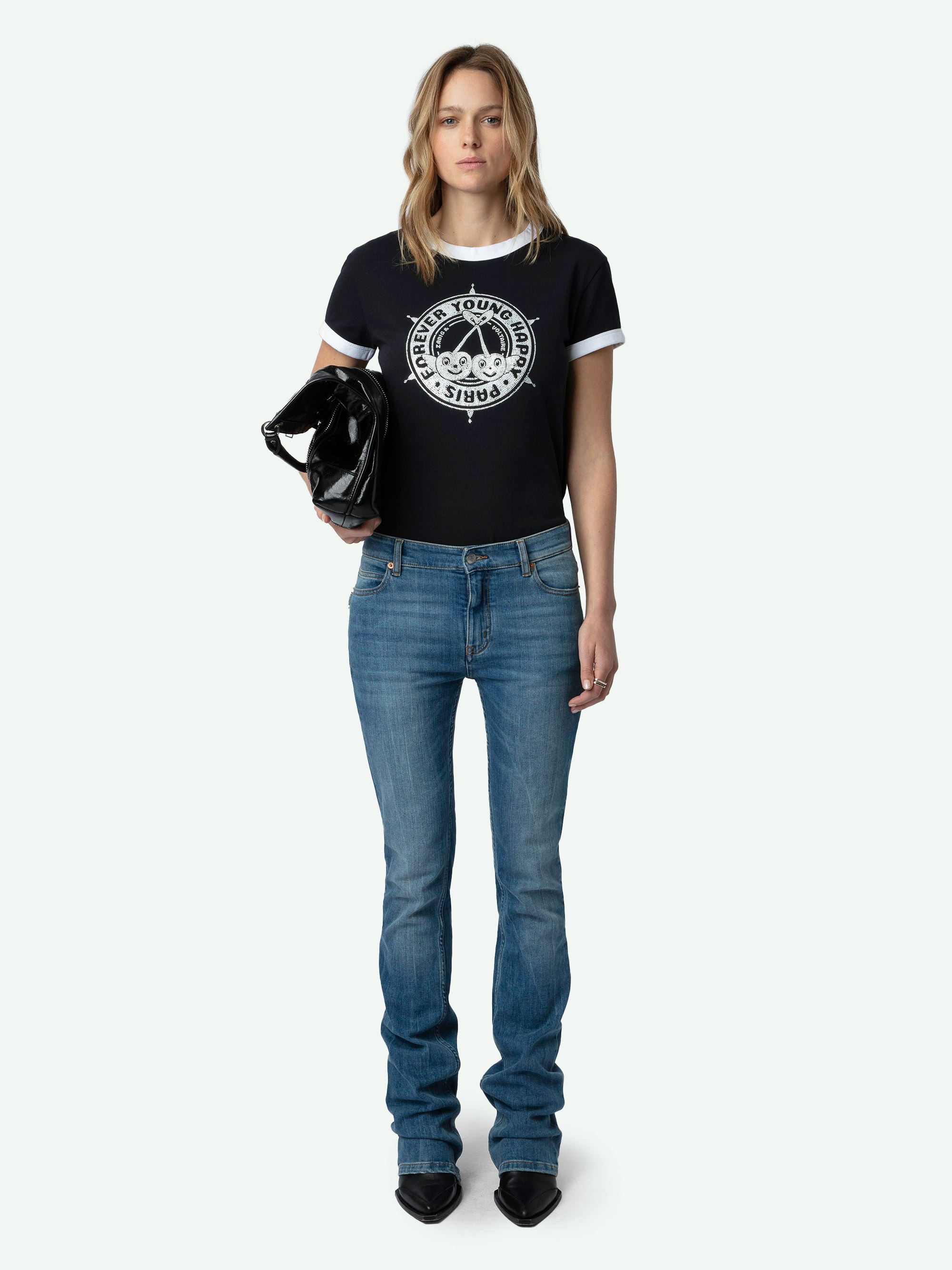 T-Shirt Walk Wappen Strass - Kurzärmeliges, schwarzes T-Shirt aus Bio-Baumwolle mit strassverzierten Wappen- und Kirschenprints auf der Vorderseite.